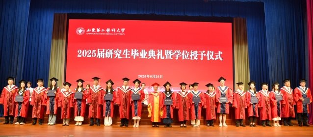 典礼在雄壮的国歌声中拉开帷幕。