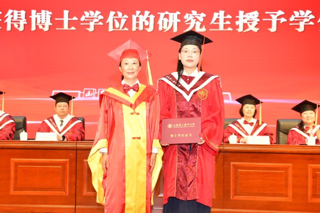 典礼在雄壮的国歌声中拉开帷幕